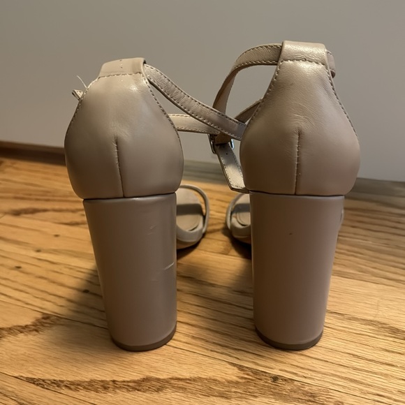Steve Madden Carson Nude Leather Heel - Picture 3 of 3
